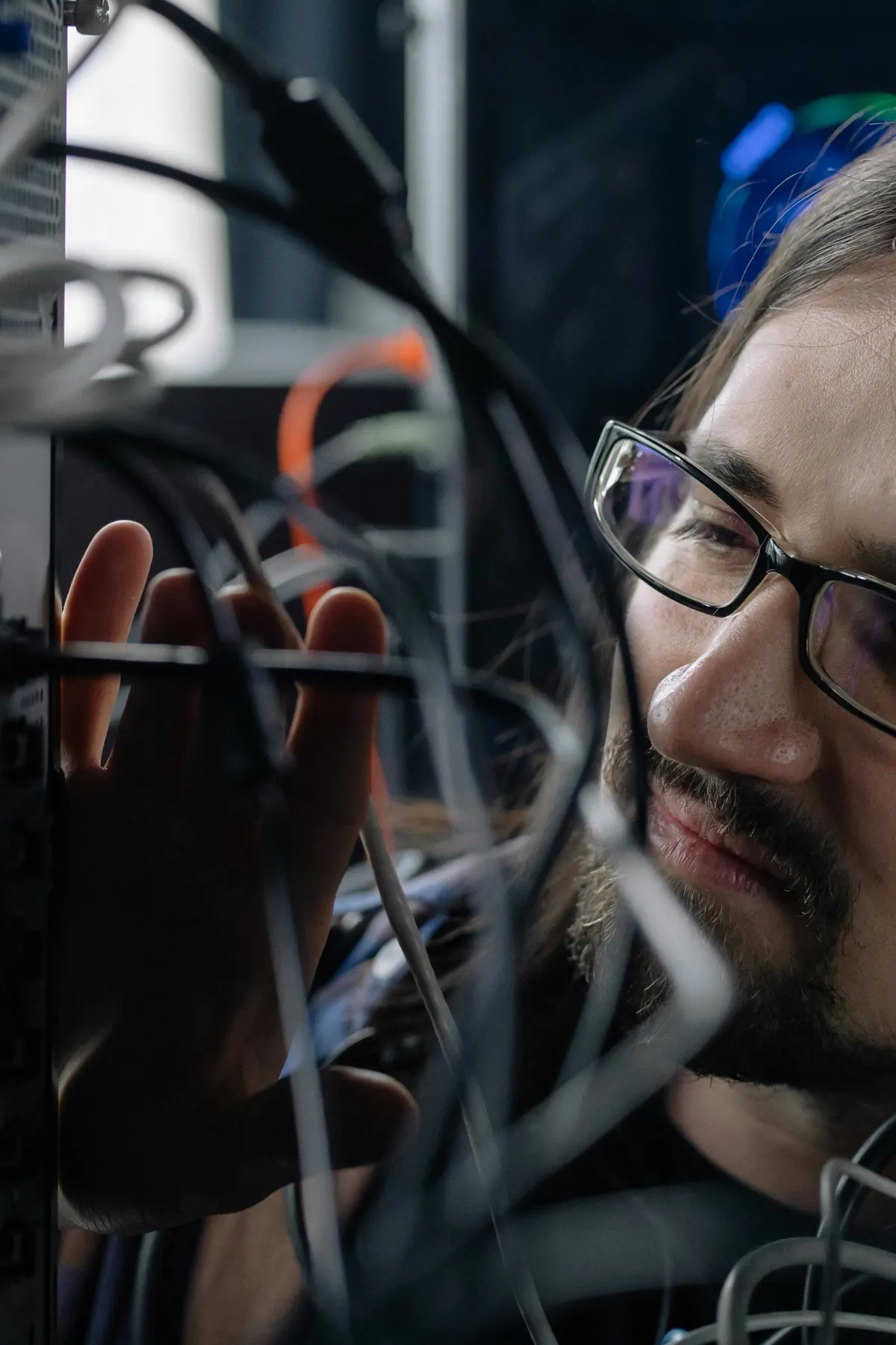 Técnico revisando componentes de hardware