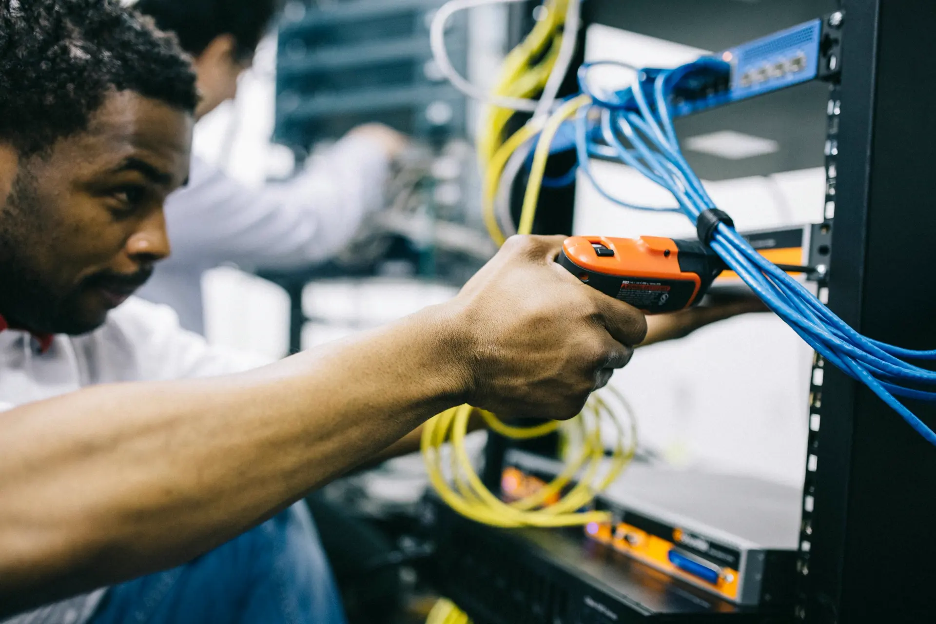 Ingeniero de Help Soluciones certificando cableado estructurado en un rack