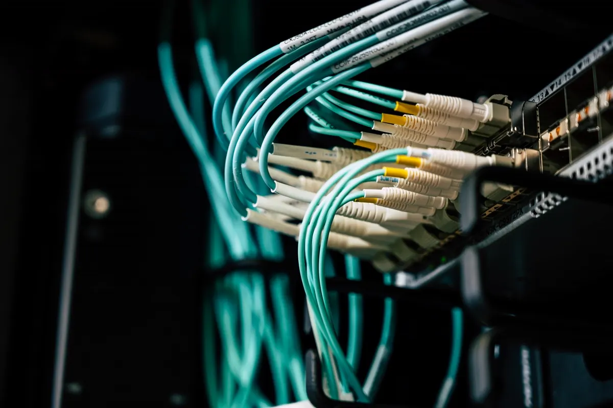 Patch panel de fibra óptica instalado por Help Soluciones